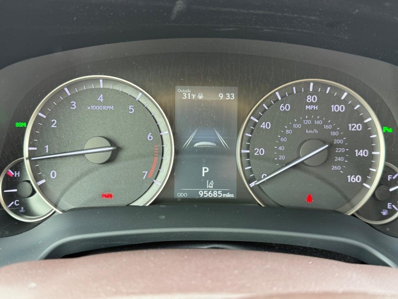 Lexus RX Vehicle Full-screen Gallery Image 20