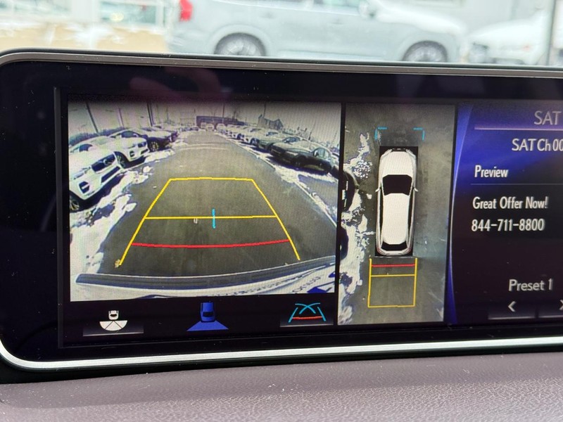 Lexus RX Vehicle Full-screen Gallery Image 22