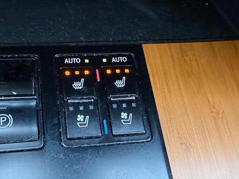 Lexus RX Vehicle Full-screen Gallery Image 23