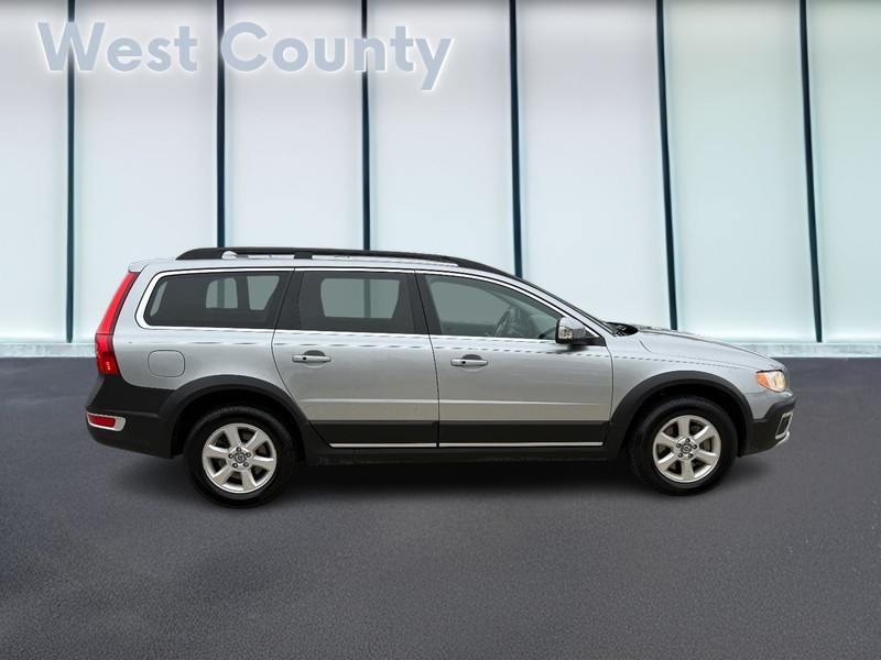 Volvo XC70 Vehicle Full-screen Gallery Image 02
