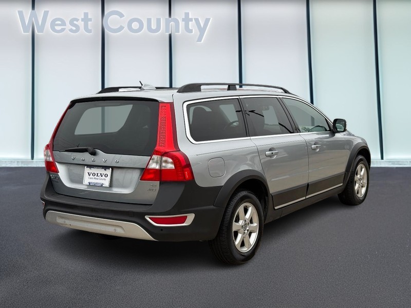 Volvo XC70 Vehicle Full-screen Gallery Image 03