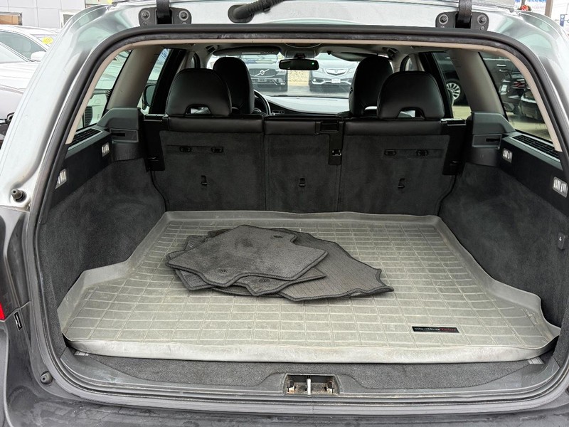 Volvo XC70 Vehicle Full-screen Gallery Image 04
