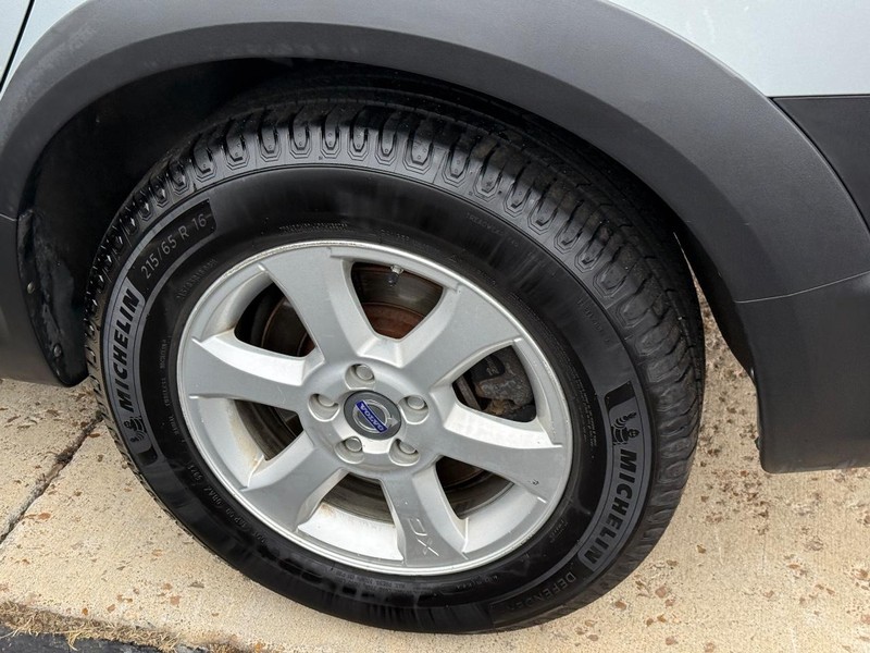 Volvo XC70 Vehicle Full-screen Gallery Image 07