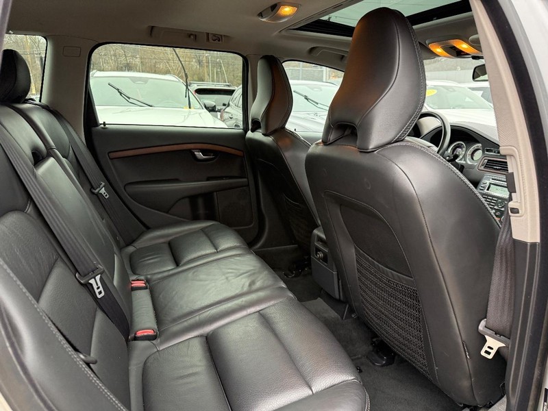 Volvo XC70 Vehicle Full-screen Gallery Image 10