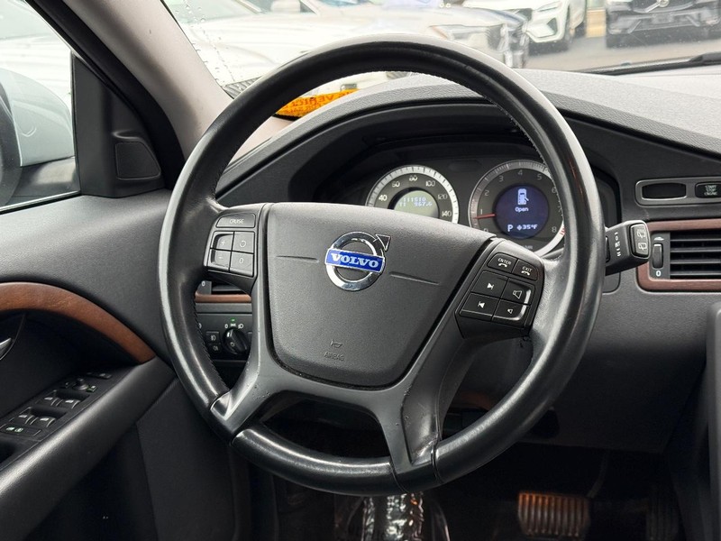 Volvo XC70 Vehicle Full-screen Gallery Image 12