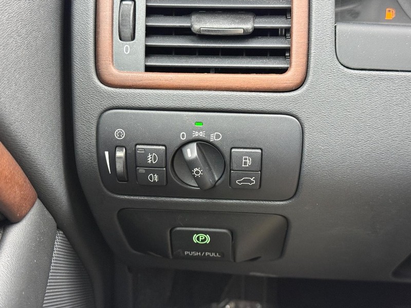 Volvo XC70 Vehicle Full-screen Gallery Image 16