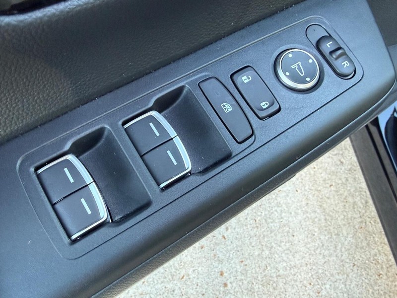 Honda CR-V Hybrid Vehicle Full-screen Gallery Image 14