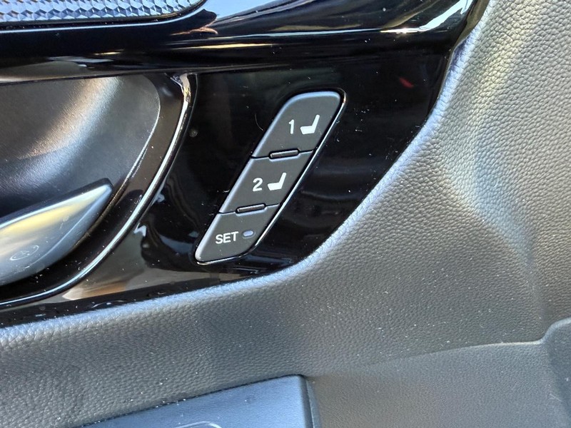 Honda CR-V Hybrid Vehicle Full-screen Gallery Image 15