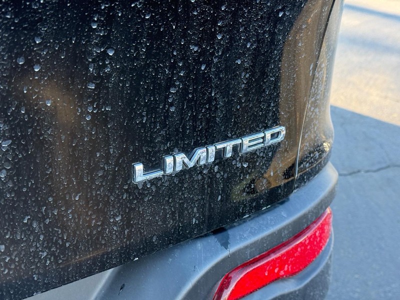 Jeep Cherokee Vehicle Full-screen Gallery Image 06