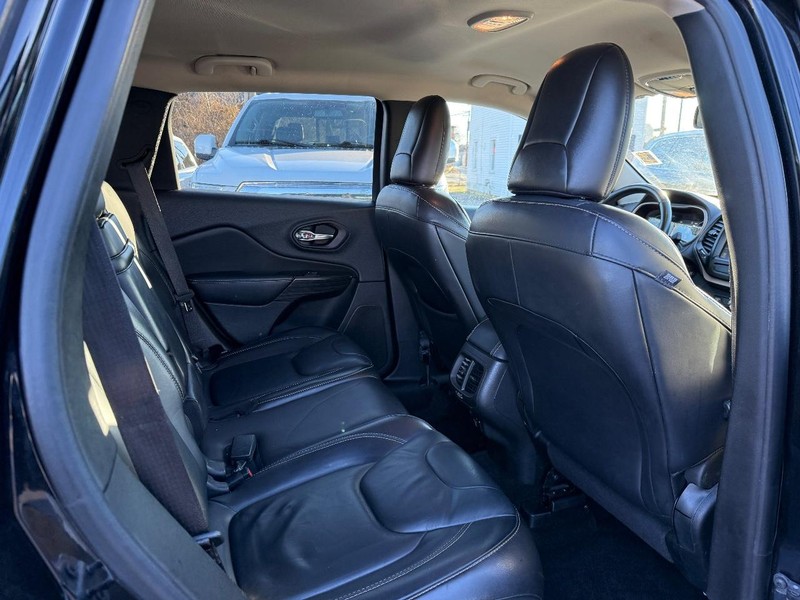 Jeep Cherokee Vehicle Full-screen Gallery Image 11