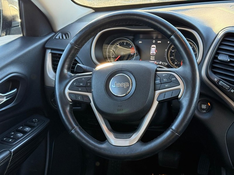 Jeep Cherokee Vehicle Full-screen Gallery Image 13