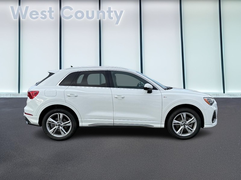 Audi Q3 Vehicle Full-screen Gallery Image 02