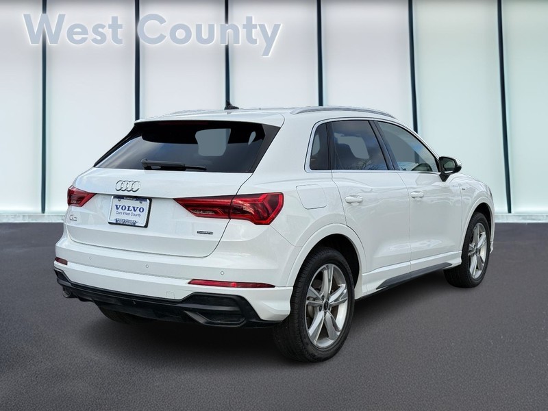 Audi Q3 Vehicle Full-screen Gallery Image 03