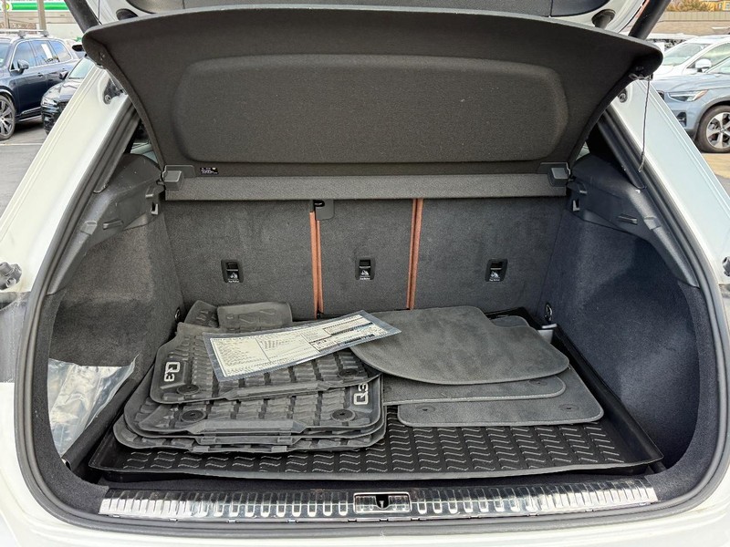 Audi Q3 Vehicle Full-screen Gallery Image 04