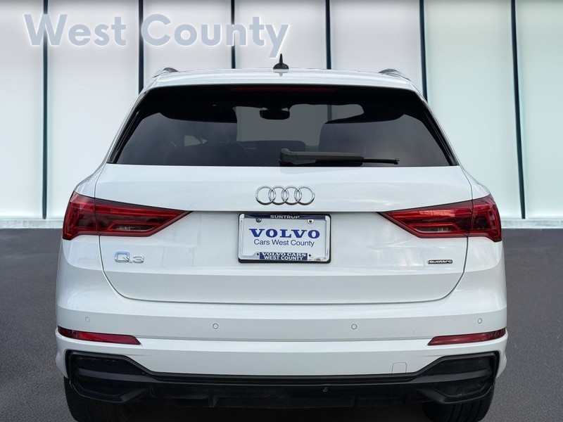 Audi Q3 Vehicle Full-screen Gallery Image 05