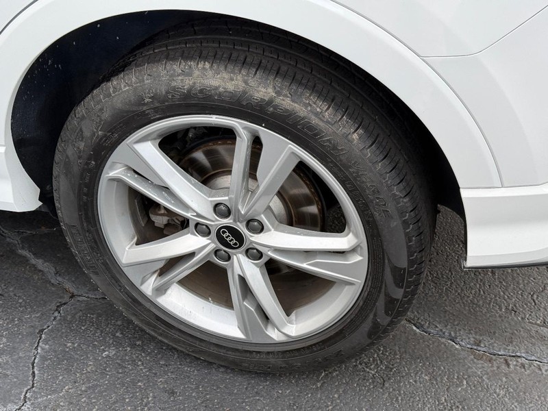 Audi Q3 Vehicle Full-screen Gallery Image 07