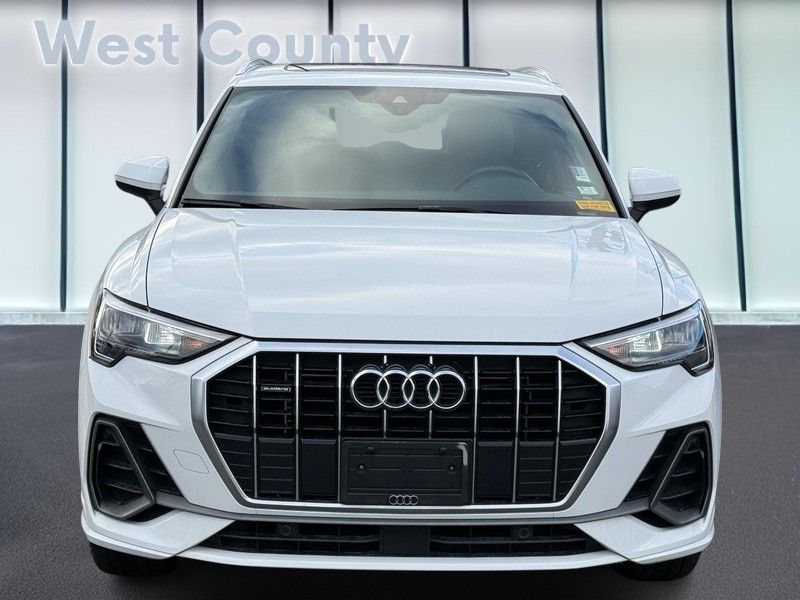 Audi Q3 Vehicle Full-screen Gallery Image 09