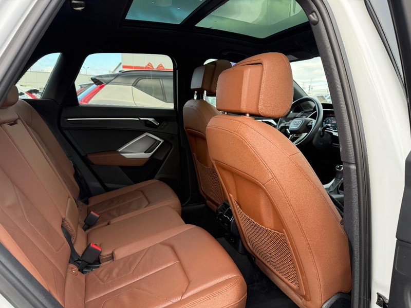 Audi Q3 Vehicle Full-screen Gallery Image 10