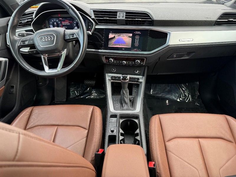 Audi Q3 Vehicle Full-screen Gallery Image 11