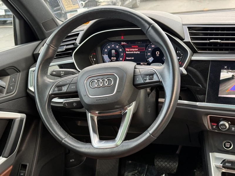 Audi Q3 Vehicle Full-screen Gallery Image 12