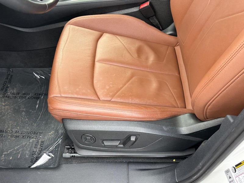 Audi Q3 Vehicle Full-screen Gallery Image 15