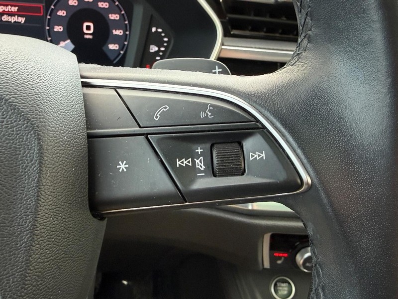 Audi Q3 Vehicle Full-screen Gallery Image 17