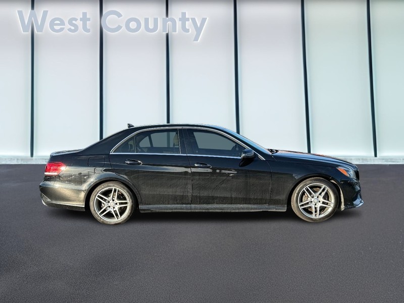 Mercedes-Benz E-Class Vehicle Full-screen Gallery Image 02