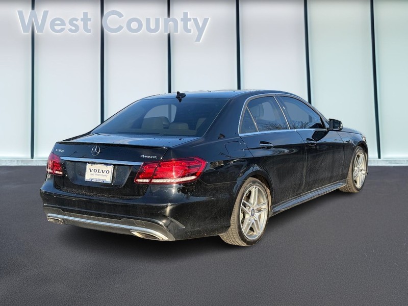 Mercedes-Benz E-Class Vehicle Full-screen Gallery Image 03