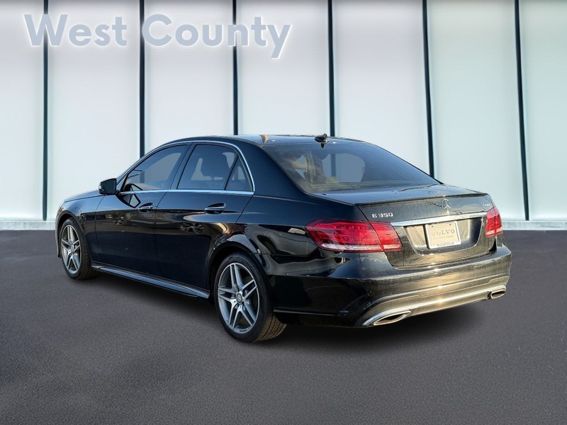 Mercedes-Benz E-Class Vehicle Full-screen Gallery Image 06