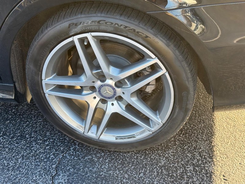 Mercedes-Benz E-Class Vehicle Full-screen Gallery Image 07