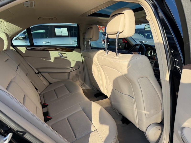 Mercedes-Benz E-Class Vehicle Full-screen Gallery Image 10