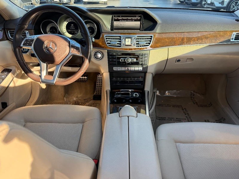 Mercedes-Benz E-Class Vehicle Full-screen Gallery Image 11