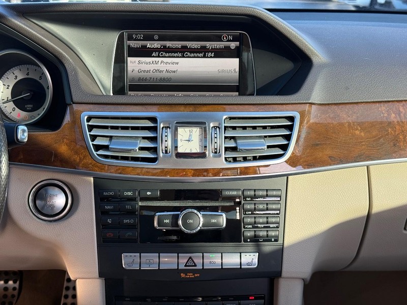 Mercedes-Benz E-Class Vehicle Full-screen Gallery Image 13