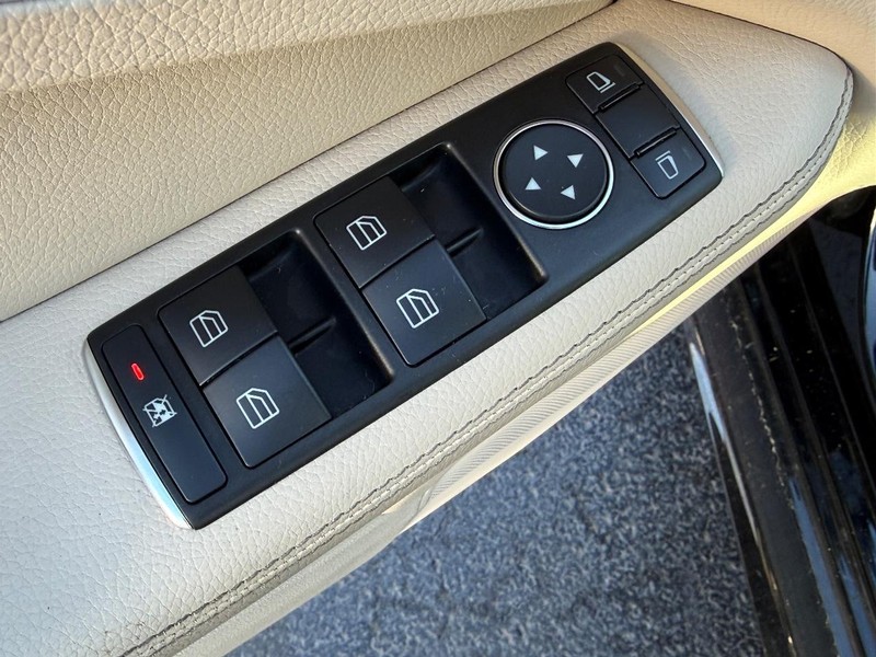 Mercedes-Benz E-Class Vehicle Full-screen Gallery Image 14