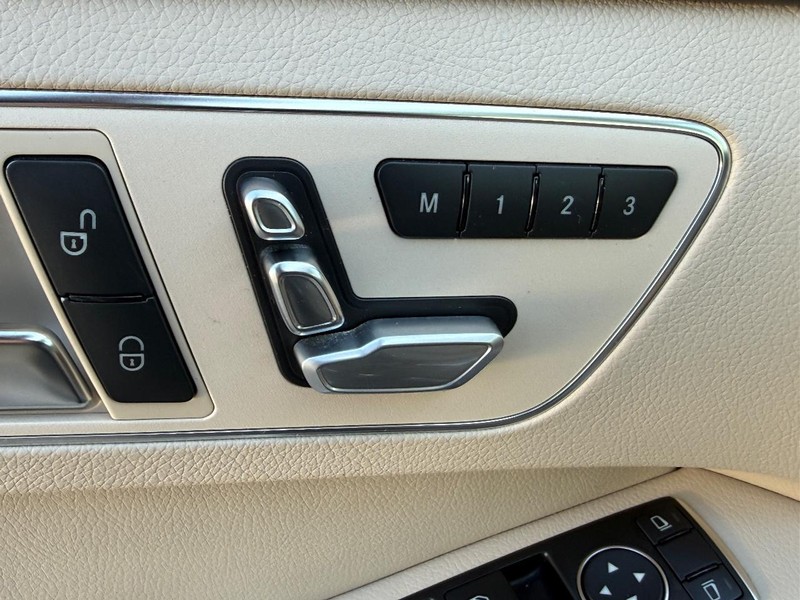 Mercedes-Benz E-Class Vehicle Full-screen Gallery Image 15