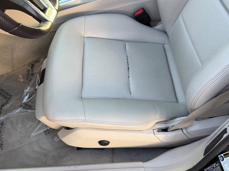 Mercedes-Benz E-Class Vehicle Full-screen Gallery Image 16