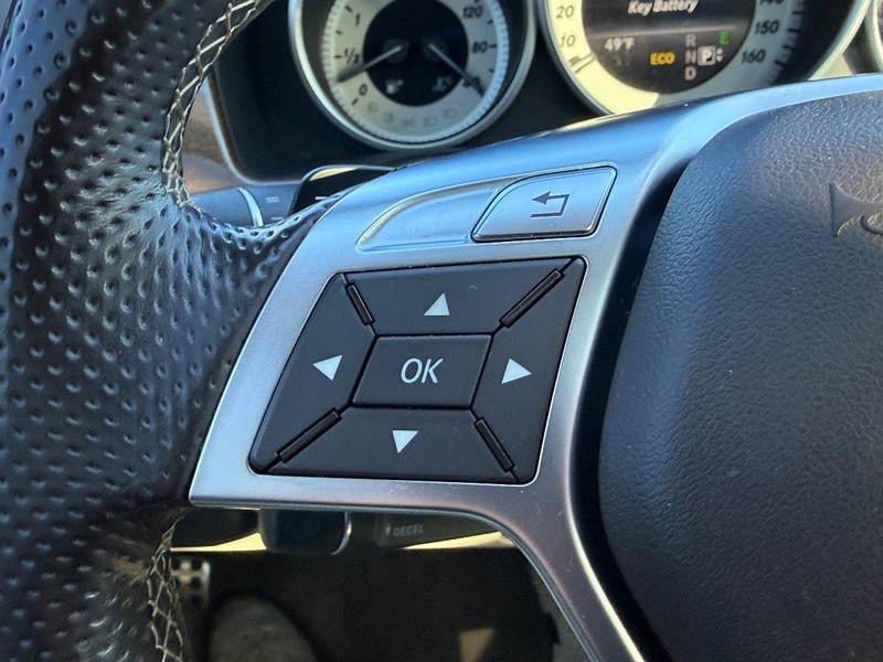 Mercedes-Benz E-Class Vehicle Full-screen Gallery Image 17