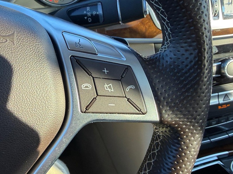 Mercedes-Benz E-Class Vehicle Full-screen Gallery Image 18