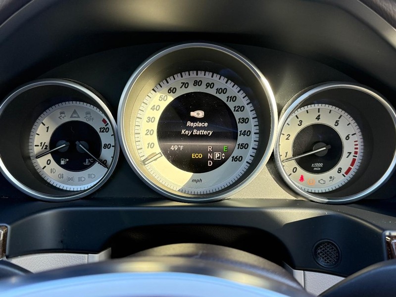 Mercedes-Benz E-Class Vehicle Full-screen Gallery Image 19