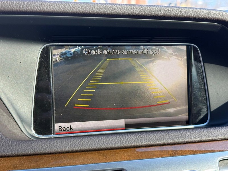 Mercedes-Benz E-Class Vehicle Full-screen Gallery Image 20