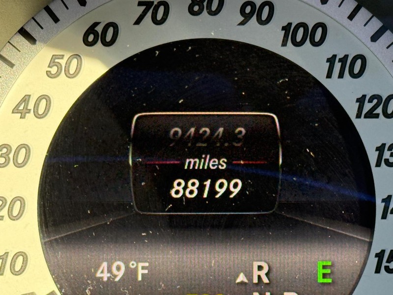 Mercedes-Benz E-Class Vehicle Full-screen Gallery Image 21