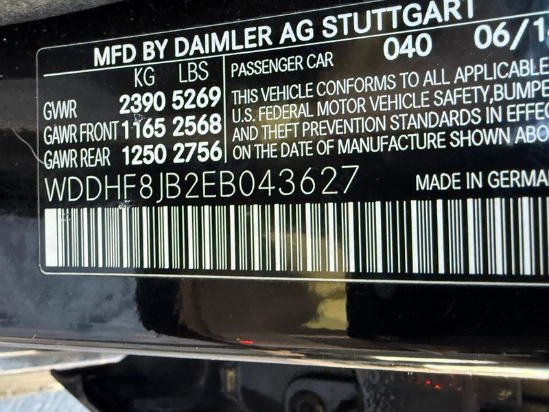 Mercedes-Benz E-Class Vehicle Full-screen Gallery Image 23