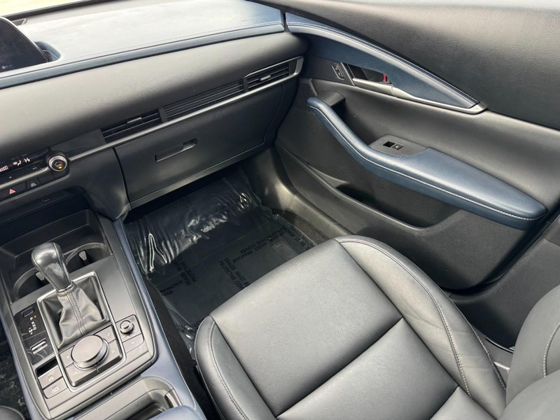 Mazda CX-30 Vehicle Full-screen Gallery Image 15