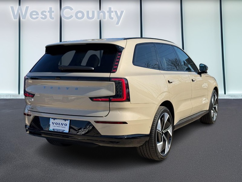 Volvo EX90 Vehicle Full-screen Gallery Image 03