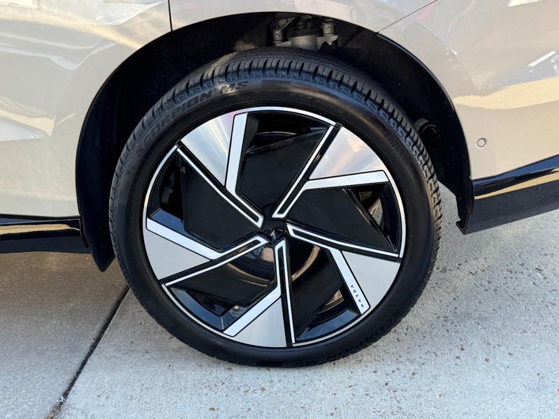 Volvo EX90 Vehicle Full-screen Gallery Image 07