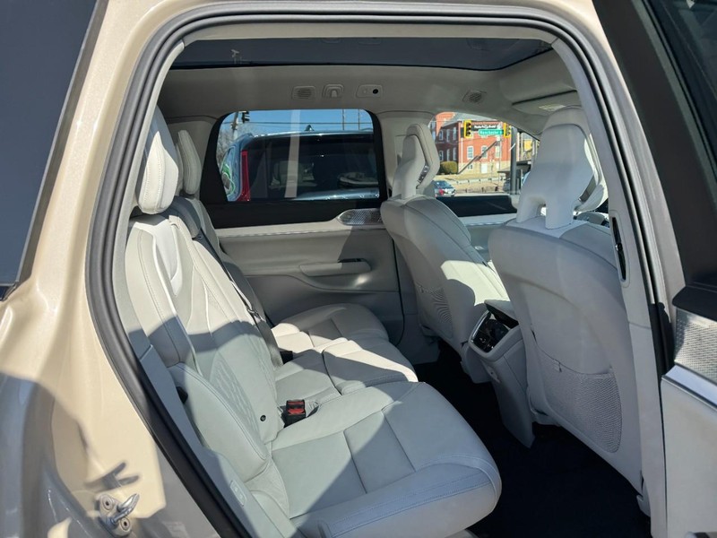 Volvo EX90 Vehicle Full-screen Gallery Image 10