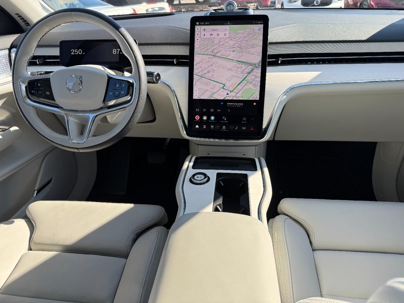 Volvo EX90 Vehicle Full-screen Gallery Image 11