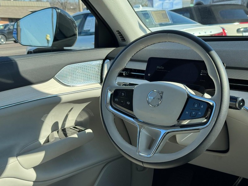 Volvo EX90 Vehicle Full-screen Gallery Image 12