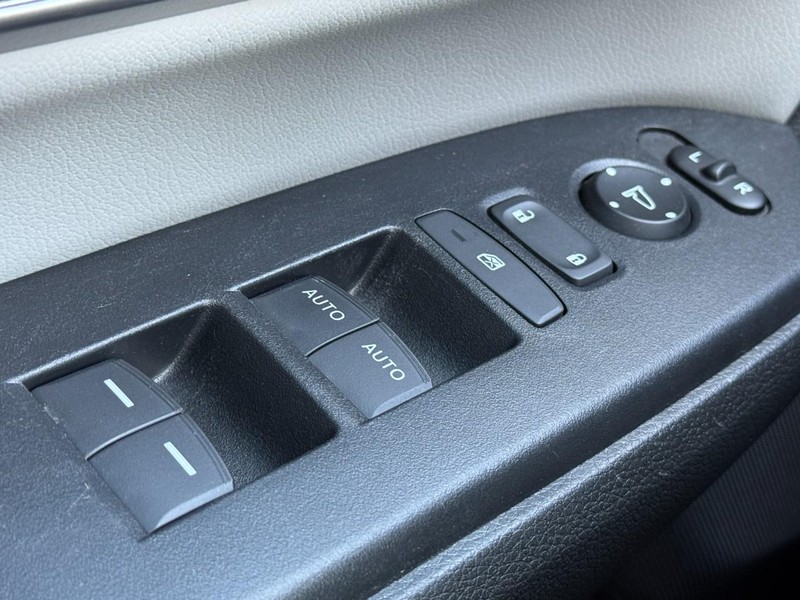 Honda CR-V Hybrid Vehicle Full-screen Gallery Image 23