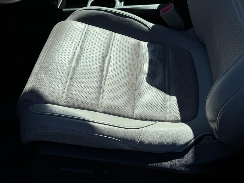 Honda CR-V Hybrid Vehicle Full-screen Gallery Image 24